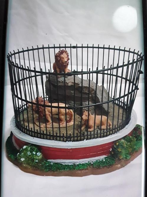 Lemax 93758 lion cage jaar 2009. Hek gebroken., Diversen, Kerst, Gebruikt, Ophalen of Verzenden