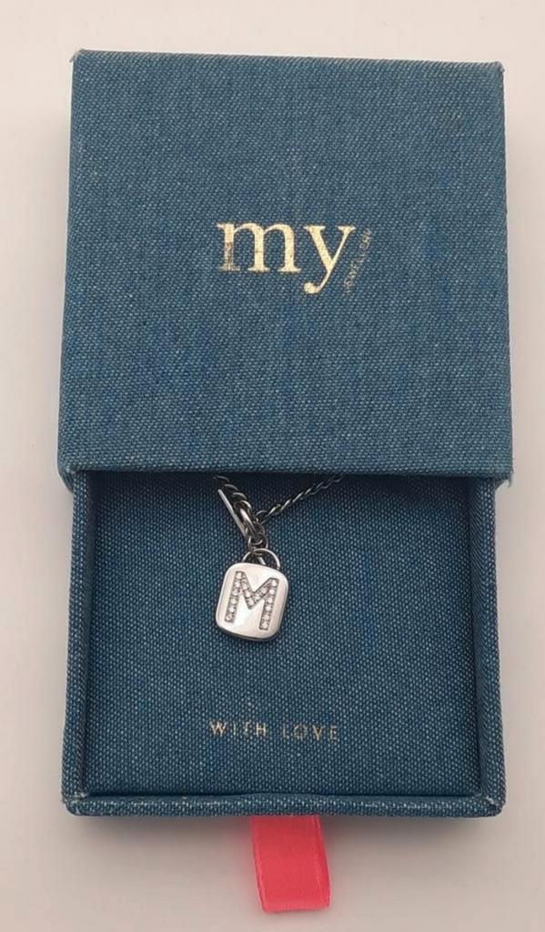 My Jewellery Zilverkleurige ketting met letter M in doosje, Sieraden, Tassen en Uiterlijk, Kettingen, Nieuw, Overige materialen