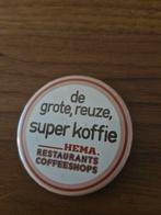 B 082 Hema Koffie Button, Verzamelen, Speldjes, Pins en Buttons, Ophalen of Verzenden