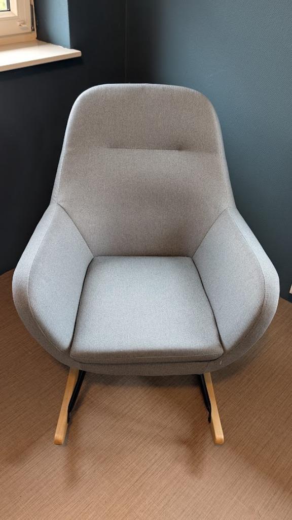 Comfortabele blauwe schommelstoel, Huis en Inrichting, Stoelen, Zo goed als nieuw, Eén, Hout, Stof, Blauw, Ophalen