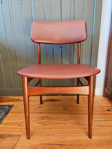 Mooie VINTAGE stoel beschikbaar voor biedingen
