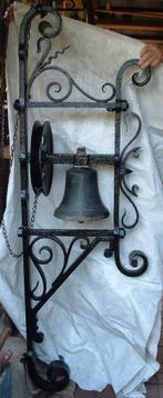 bronzen klok in smeedijzeren stoel, Ophalen