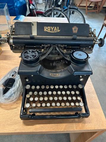 Antieke royal typemachine voor verzamelaar beschikbaar voor biedingen