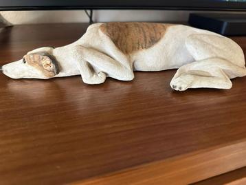 uniek windhond liggende greyhound Sandicast beeld  beschikbaar voor biedingen