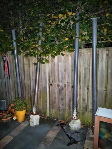 2 ijzeren/stalen buizen, ca. 250 cm oud ijzer. beschikbaar voor biedingen