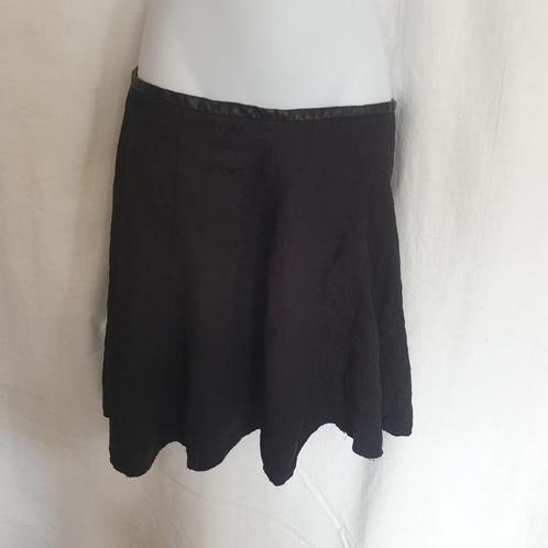 Zwarte rok met prachtig rozenmotief mt S, Kleding | Dames, Rokken, Zo goed als nieuw, Maat 36 (S), Zwart, Knielengte, Ophalen of Verzenden