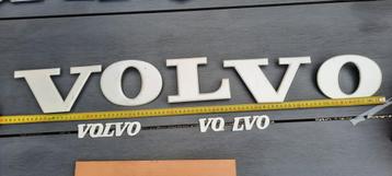 Grote vrachtauto letters volvo van oud model  metalen logo beschikbaar voor biedingen
