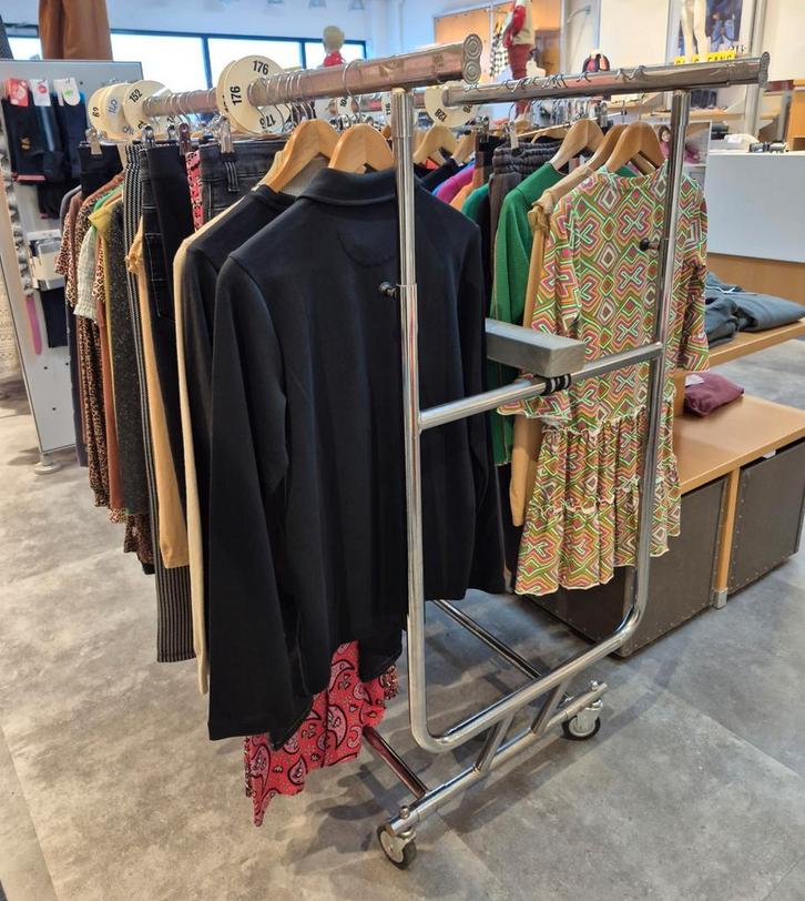 Kledingrek dubbel rek op wielen opvouwbaar, Kleding | Dames, Kledingrekken, Gebruikt, Met wielen, Ophalen
