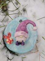 Paars-blauwe kerst gnoom klei hanger met cadeautje., Diversen, Kerst, Ophalen of Verzenden, Nieuw