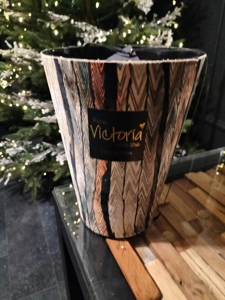Elegante kaars van Victoria With Love, Huis en Inrichting, Woonaccessoires | Kandelaars en Kaarsen, Zo goed als nieuw, Kaars, Minder dan 25 cm