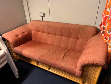Vintage Rotan Bank met Oranje Bekleding - Uniek Design! beschikbaar voor biedingen