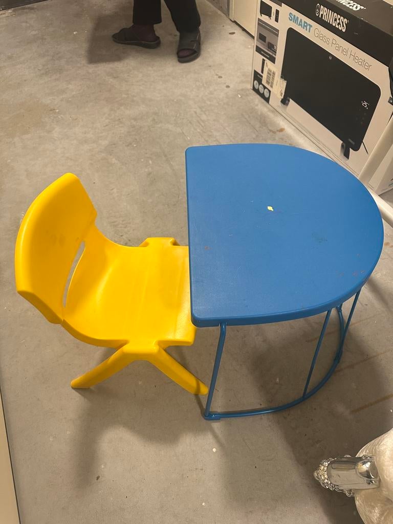 Kids chair and table, Kinderen en Baby's, Kinderkamer | Tafels en Stoelen, Ophalen, Gebruikt, Stoel(en)
