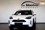 Toyota Yaris Cross 1.5 HYBRID 130 TEAM D NAVI PDC CAMERA SAF, Auto's, Toyota, Stof, Wit, Bedrijf, Nieuw