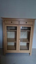 Hemnes geel gebeitste vitrinekast - Zo Goed Als Nieuw!, Huis en Inrichting, Kasten | Boekenkasten, Ophalen, 100 tot 150 cm, 100 tot 150 cm