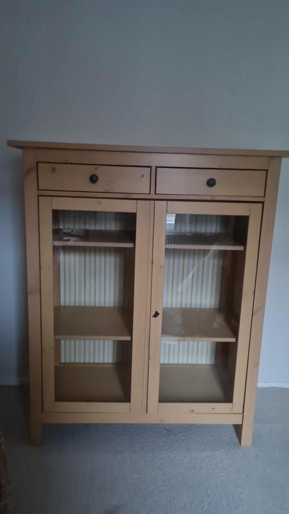 Hemnes geel gebeitste vitrinekast - Zo Goed Als Nieuw!, Huis en Inrichting, Kasten | Boekenkasten, Zo goed als nieuw, 100 tot 150 cm