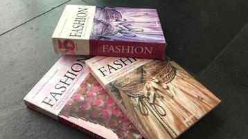 Modeboeken FASION historisch in map 2 stuks €30