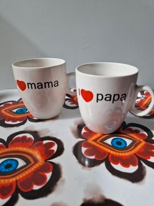 I ️️️️ mama en papa bekers, Huis en Inrichting, Keuken | Servies, Zo goed als nieuw, Kop(pen) en/of Schotel(s), Overige stijlen