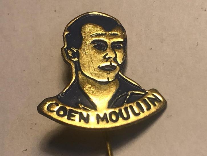 Metalen COEN MOULIJN VOETBALLER Speld (Blauw/Messingkleur)., Verzamelen, Speldjes, Pins en Buttons, Zo goed als nieuw, Speldje of Pin