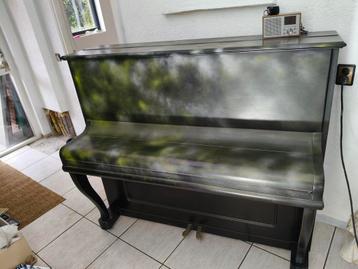 Zwarte Piano gratis  beschikbaar voor biedingen