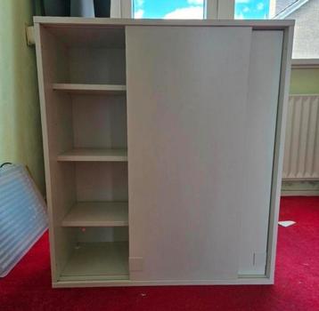 Kastje met schuifdeurtjes beschikbaar voor biedingen