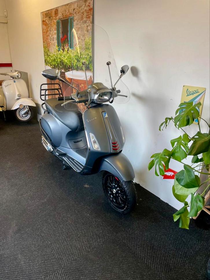 Vespa Sprint 50 i-GET // 2018 // Mat Grijs // Brom 45 KM, Fietsen en Brommers, Scooters | Vespa, Zo goed als nieuw, Overige modellen