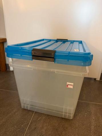 Opbergbox met deksel met wielen 2x beschikbaar voor biedingen