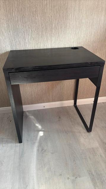Leuk klein bureau te koop beschikbaar voor biedingen