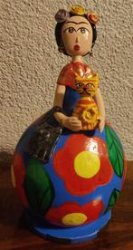 Een beeld van papier-maché van een  vrouw gesigneerd, Antiek en Kunst, Ophalen