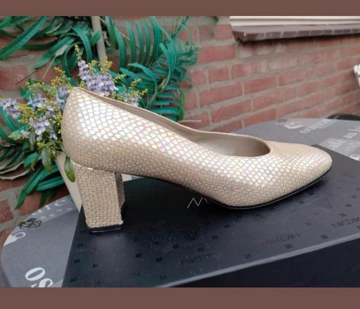 Echt leer! Exclusieve pums van ALEXANDRIA, 6(39) peramoer, Kleding | Dames, Schoenen, Zo goed als nieuw, Pumps, Overige kleuren