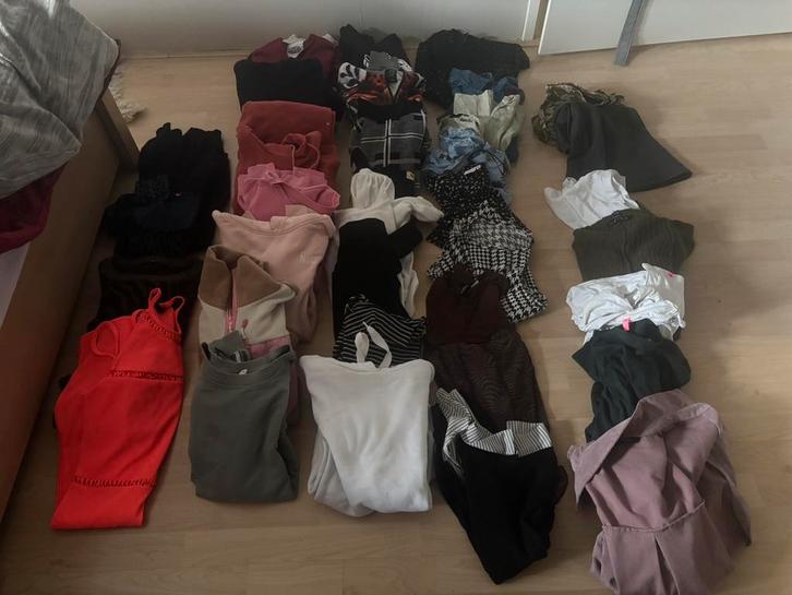 Kledingpakket bestaat uit 38 stuks dameskledingpket S XS, Kleding | Dames, Dames-kledingpakketten, Zo goed als nieuw, Maat 34 (XS) of kleiner