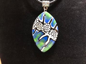 leren Ketting Appel Groen / Blauw Parelmoer / Zwart / Wit beschikbaar voor biedingen