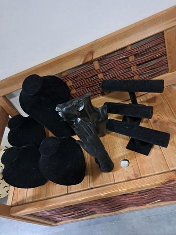 Te koop ,standaards voor sierraden in 1koop  beschikbaar voor biedingen