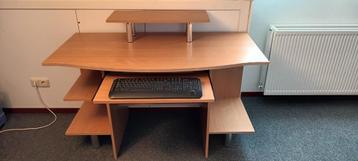 te koop computertafels en bijzet tafel beschikbaar voor biedingen