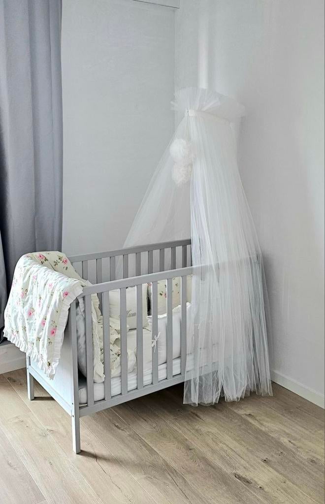 Ledikant SUNDVIK Ikea (Lichtgrijs), Kinderen en Baby's, Babywiegjes en Ledikanten, Ophalen, Zo goed als nieuw, Ledikant