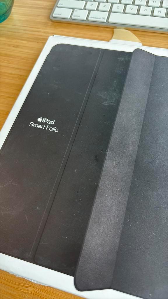 Apple Ipad Air 4th Smart hoesje zwart MH0D3ZM/A, Computers en Software, Tablet-hoezen, Zo goed als nieuw, Bescherming voor- en achterkant