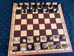 SCHAAKSPEL COMPLEET MET SCHAAKSTUKKEN IN KISTJE  zie foto’s, Een of twee spelers, Ophalen of Verzenden, Zo goed als nieuw