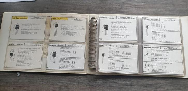 Gratis twee mappen met elektronica documentatie, Hobby en Vrije tijd, Cursusmateriaal, Ophalen