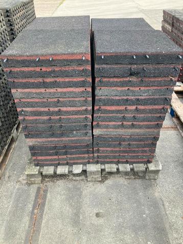 36 vochtdoorlatende rubberen tegels 50x50x7cm beschikbaar voor biedingen