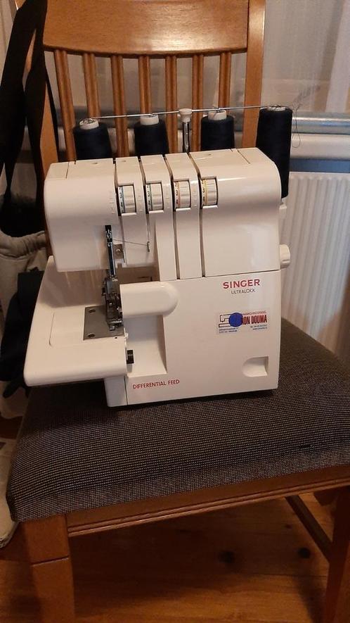 Singer lock machine, Hobby en Vrije tijd, Naaimachines en Toebehoren, Zo goed als nieuw, Singer, Ophalen