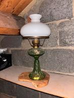 Antieke Petroleumlamp met Groene Voet, Antiek en Kunst, Antiek | Lampen, Ophalen of Verzenden