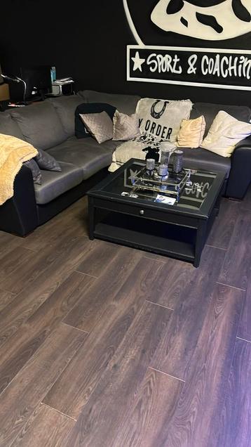 Bank met tafel beschikbaar voor biedingen