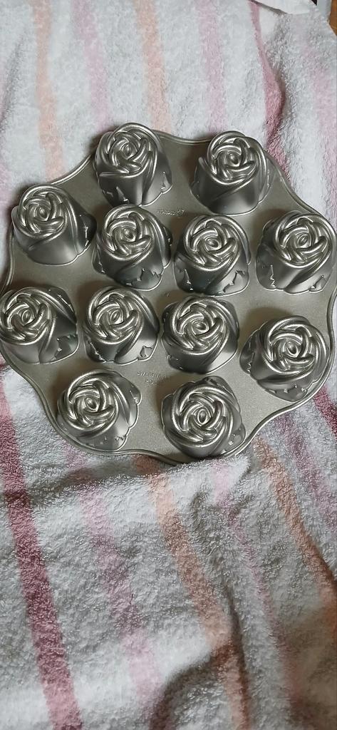 Nordic Ware cakevorm/bakvorm Sweetheart Roses, Hobby en Vrije tijd, Taarten en Cupcakes maken, Gebruikt, Bakvorm, Taarten, Ophalen of Verzenden