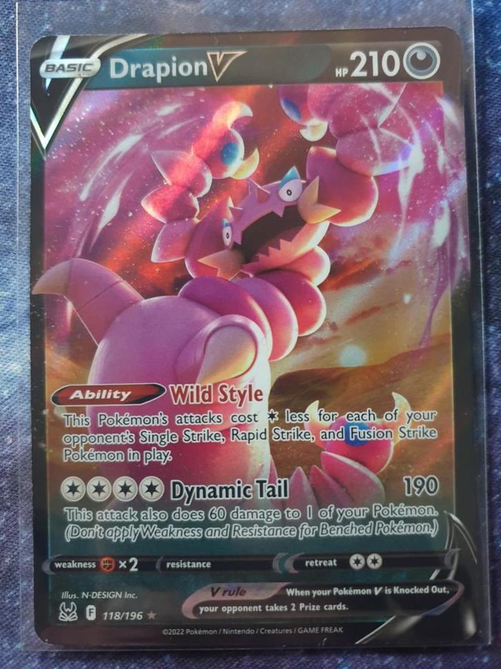 Pokémon kaart Drapion V #118 Lost Origin, Hobby en Vrije tijd, Verzamelkaartspellen | Pokémon, Zo goed als nieuw, Losse kaart