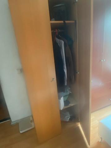 Mooie Kledingkast met Veel Ruimte beschikbaar voor biedingen