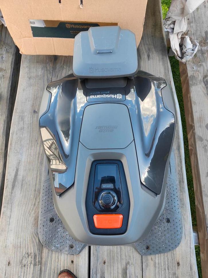 Husqvarna 310E NERA demo met 2 jaar fabrieksgarantie, Tuin en Terras, Robotmaaiers, Zo goed als nieuw, 20 tot 25 cm, Met regensensor