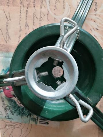 Kerst boom standaard van ijzer met  schroeven als nieuw.  beschikbaar voor biedingen