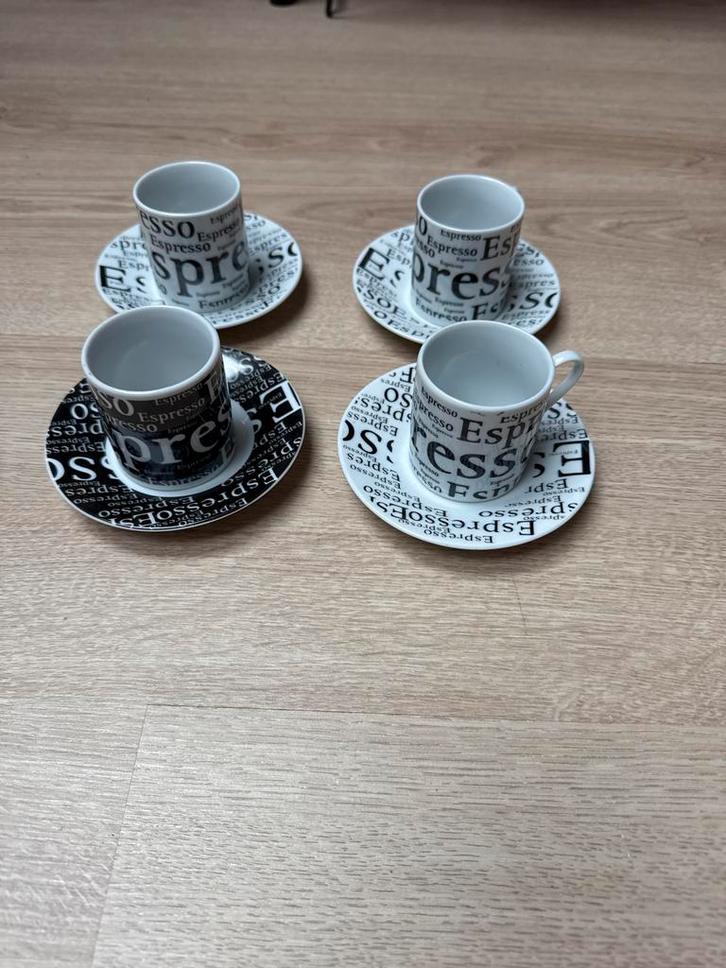Setje Espresso Kopjes met Schotels - 4 stuks, Huis en Inrichting, Keuken | Servies, Gebruikt, Kop(pen) en/of Schotel(s), Overige stijlen