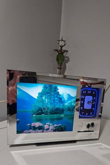 70s vintage Lichtgevende klok met beeklandschap en geluid