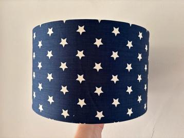 Lampenkap blauw met sterren beschikbaar voor biedingen