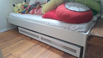 Bed 1 persoons 90x200 incl matras, lattenbodem en bed-lade beschikbaar voor biedingen